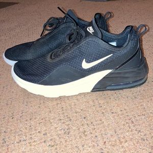 Nike Air Max Motion 2 Sneakers